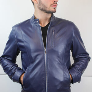 Blouson en cuir bleu style motard sam pour homme de face fermé mains dans les poches