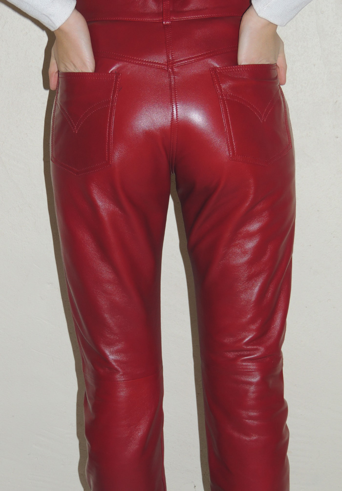 Pantalon style 501 en cuir rouge femme